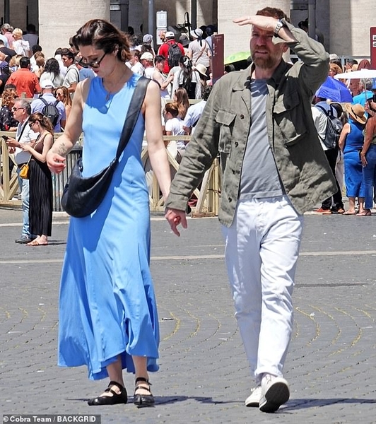 109361669-15900481-She_looked_chic_in_her_summer_ensemble-m-3_1781532411317.jpg
