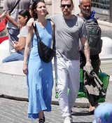 109361679-15900481-Ewan_draped_an_arm_around_his_wife_as_they_trod_the_streets-m-6_1781532443602.jpg